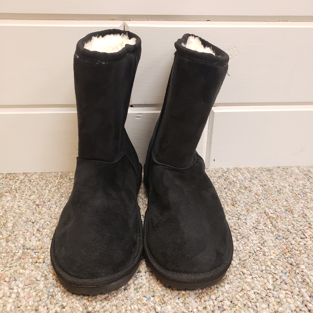 SOLD Dawgs Women's Black Sherpa-lined Boots